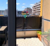 Pohled z bytu na balkon s výhledem na okolí v Bratislavě - Petržalce.