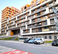 Bytový komplex na ulici Zuzany Chalupové v Bratislavě – Petržalce, s parkovacím místem.