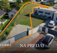 Pozemek na Mlynském Klíně v Senci připravený k bydlení obklopený zelení.