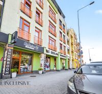 Budova s showroomem kuchyní a auty na ulici Galantská cesta v Dunajské Stredě.