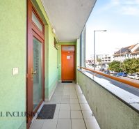 Balkon na Galantské cestě v Dunajské Stredě u 3pokojového bytu s výhledem na ulici.