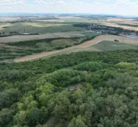 Zemědělské a lesní pozemky v Tornali s panoramatickým výhledem na okolní krajinu.