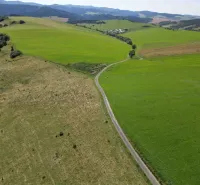 Zvláštní nemovitosti v okolí Staré Ľubovně nabízejí malebné pohledy na zelená údolí.
