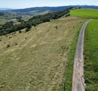 Kopcovitá krajina se zelenými loukami a polní cestou u města Stará Ľubovňa, Zvláštní nemovitosti.