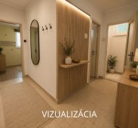 Interiér 2-pokojového bytu s dlažbou, květinami a velkým zrcadlem na stěně.