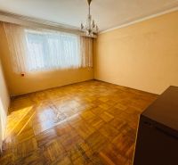 Pokoj v 2-pokojovém bytě s křišťálovým lustrem a podlahou s dřevěným dekorem.