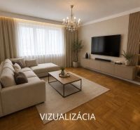 Obývací pokoj s rohovou sedačkou, TV a podlahou s dřevěným dekorem ve 2pokojovém bytě.