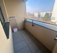 Balkon 2-pokojového bytu na ulici ARBORIA v Trnavě s výhledem na okolí.