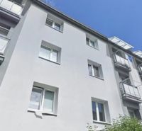 Exteriér bytového domu na Harmanci, Banská Bystrica, nabízí 2-pokojový byt s balkonem.