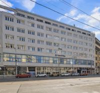 Exteriér obchodních prostor na Štúrově ulici v Bratislavě - Starém Městě.