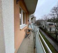 Balkon v 3-pokojovém bytě s výhledem na ulici v Bratislavě, Teplická.