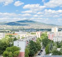 Výhled na Nitru s panoramatem a 2-pokojovými byty v popředí.