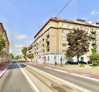 Ulice Vajanského nábřeží v Bratislavě - Starém Městě se staršími bytovými domy.