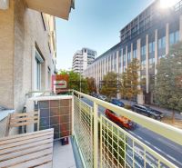 Balkon s výhledem na Mýtnou ulici v Bratislavě, obklopený zelení a moderní architekturou.