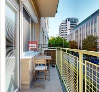 Balkon s posezením ve 3-pokojovém bytě, výhled na ulici Mýtna, Bratislava - Staré Město.