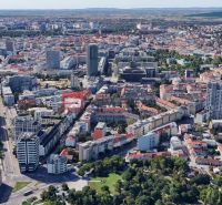 Letecký pohled na Bratislavu - Staré Město s mrakodrapy a historickými budovami.