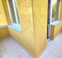 Balkon bytového domu na Budovatelské ulici v Prešově s výhledem z 1-pokojového bytu.