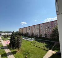 Pohled na okolí bytů na Mírové ulici ve Staré Ľubovni, zeleň a chodníky.