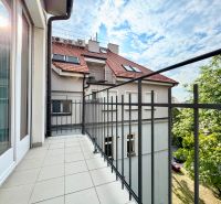 Balkon s železným zábradlím a budovami, Bratislava - Staré Město, Palisády, 3-pokojový byt.