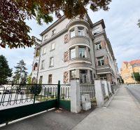 Palisády, Bratislava - Staré Město: Obytná budova se zdobenou fasádou a vstupní branou.