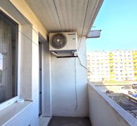 Balkon 3-pokojového bytu na Dudvážské ulici v Bratislavě, výhled na sousední budovy.