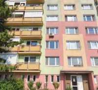 Pestrá fasáda bytového domu s balkóny v Lučenci nabízí 1-pokojový byt.