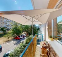 Balkon 3-pokojového bytu s výhledem na Svidníckou ulici v Bratislavě - Ružinově.