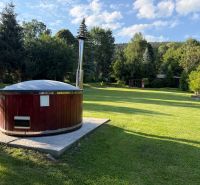 Relaxační dřevěná káď na zahradě rodinného domu na ulici Jána Švermu v Šumiaci.