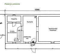 Půdorys rodinného domu se společenskou místností, kuchyní, koupelnou a dřevárnou.