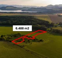 Panoráma zvláštních nemovitostí v Liptovském Trnovci s rozlohou 6 488 m².