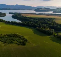Krajina u Liptovského Trnovce se zvláštními nemovitostmi, obklopená loukami a lesy.