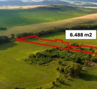 Louka se zvýrazněným pozemkem v Liptovském Trnovci mezi Zvláštními nemovitostmi, přírodní krajina, kopce.