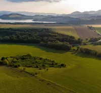 Krajina v Liptovském Trnovci se zelení, lesy a kopci. Zvláštní nemovitosti.