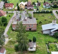 Letecký pohled na pozemky - bydlení v Dúbravě se staršími budovami a zelení.