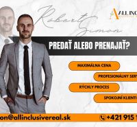 Reklamní banner; muž v obleku; kontakt na realitního makléře; prodej či pronájem nemovitostí.