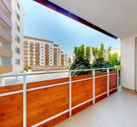Balkon s dřevěným obkladem v 3-pokojovém bytě na Nobelově ulici v Bratislavě - Novém Městě.