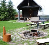 Srubová chata na Tálech v Brezně s ohništěm a dřevěnými lavičkami v rámci hotelů a penzionů.