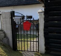 Rodinný dům na Agátové ulici v Gelnici s dvorem a výhledem na zeleň.