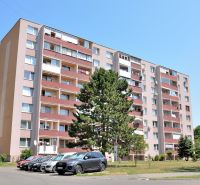 Bytový dům s parkovištěm a stromy na ulici Martina Rázusa v Michalovcích.