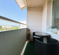 Balkon 3-pokojového bytu na ulici Martina Rázusa v Michalovcích s ratanovým posezením.