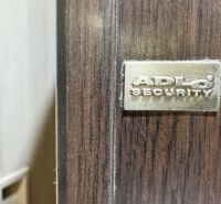 Detail bezpečnostních dveří ADLO v 3-pokojovém bytě, podlaha s dřevěným dekorem.