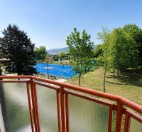 Balkon 2-pokojového bytu na ulici Mateja Bela v Žilině s výhledem na hřiště.