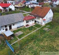 Rodinný dům ve Volici s dvorem, přístavbou a zahradou, obklopený dalšími domy.