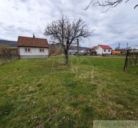 Rodinný dům v Volici se zahradou, ovocným stromem a panoramatickým výhledem na krajinu.