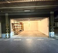 Garáže s regály na Tomášikově ulici v Bratislavě - Ružinově.