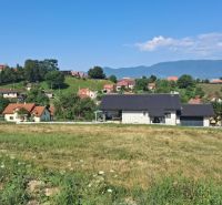 Záborí, pozemky - bydlení se scenérií domů a zeleným prostředím za slunečného počasí.