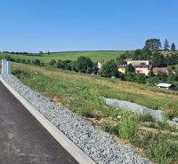 Pozemky na bydlení v Záboří s výhledem na okolní krajinu a domy.