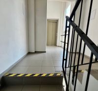 Schodiště s dlažbou a výtah v 2-pokojovém bytě, Bratislava - Nové Mesto, Vajnorská.