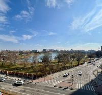 Výhled z Vajnorské v Bratislavě na park a jezero.