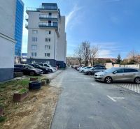 Parkoviště a bytový dům v Bratislavě na Vajnorské, blízko 2pokojového bytu.